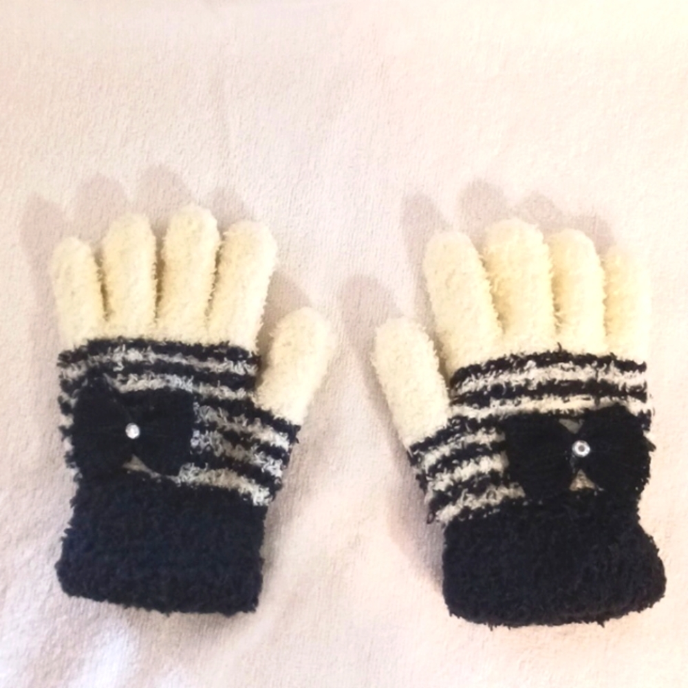 Fancy Fuzzy Gloves w BOW & BLING Rhinestone for Little Girls Ages 3- 5 Stretches